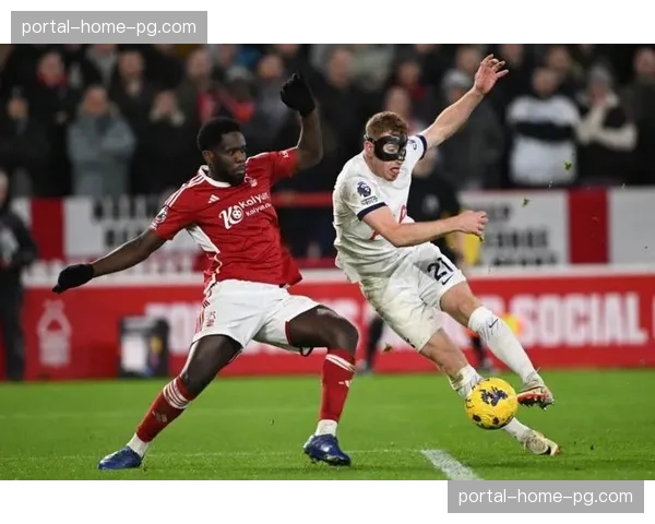 场边一幕:诺丁汉森林助教频繁查看平板电脑上的实时“预期助攻”数据