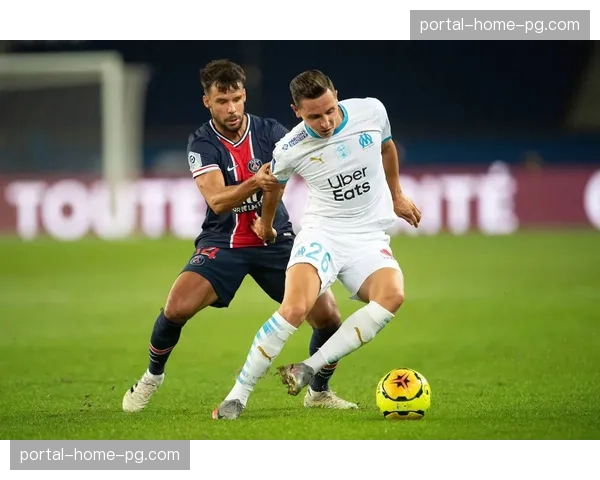 马赛主场球迷抗议管理层,比赛一度因看台投掷物中断