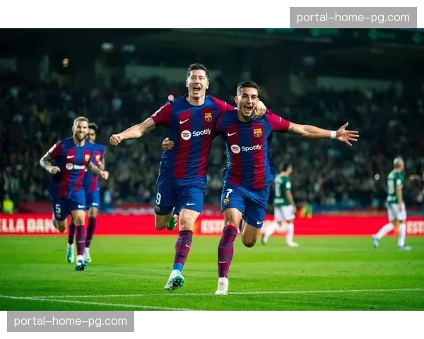 即时：莱万头球梅开二度，巴萨客场2-0领先阿拉维斯