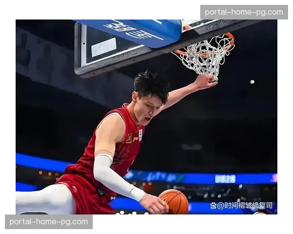 曾凡博送出追身大帽，但落地时疑似扭伤脚踝被换下场